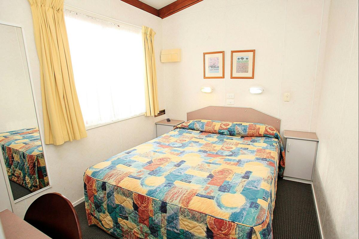 Discovery Parks - Melbourne - Standard Spa Cabin