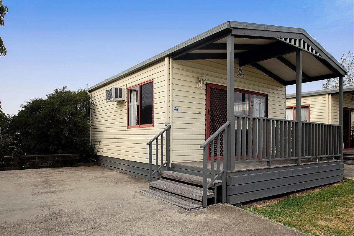 Discovery Parks - Melbourne - Standard Spa Cabin