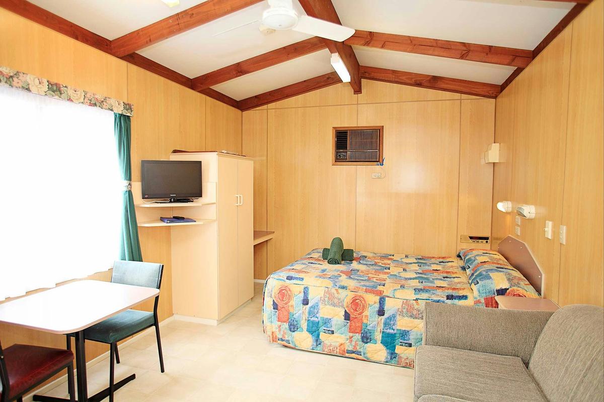 Discovery Parks - Melbourne - Economy Cabin - Sleeps 2