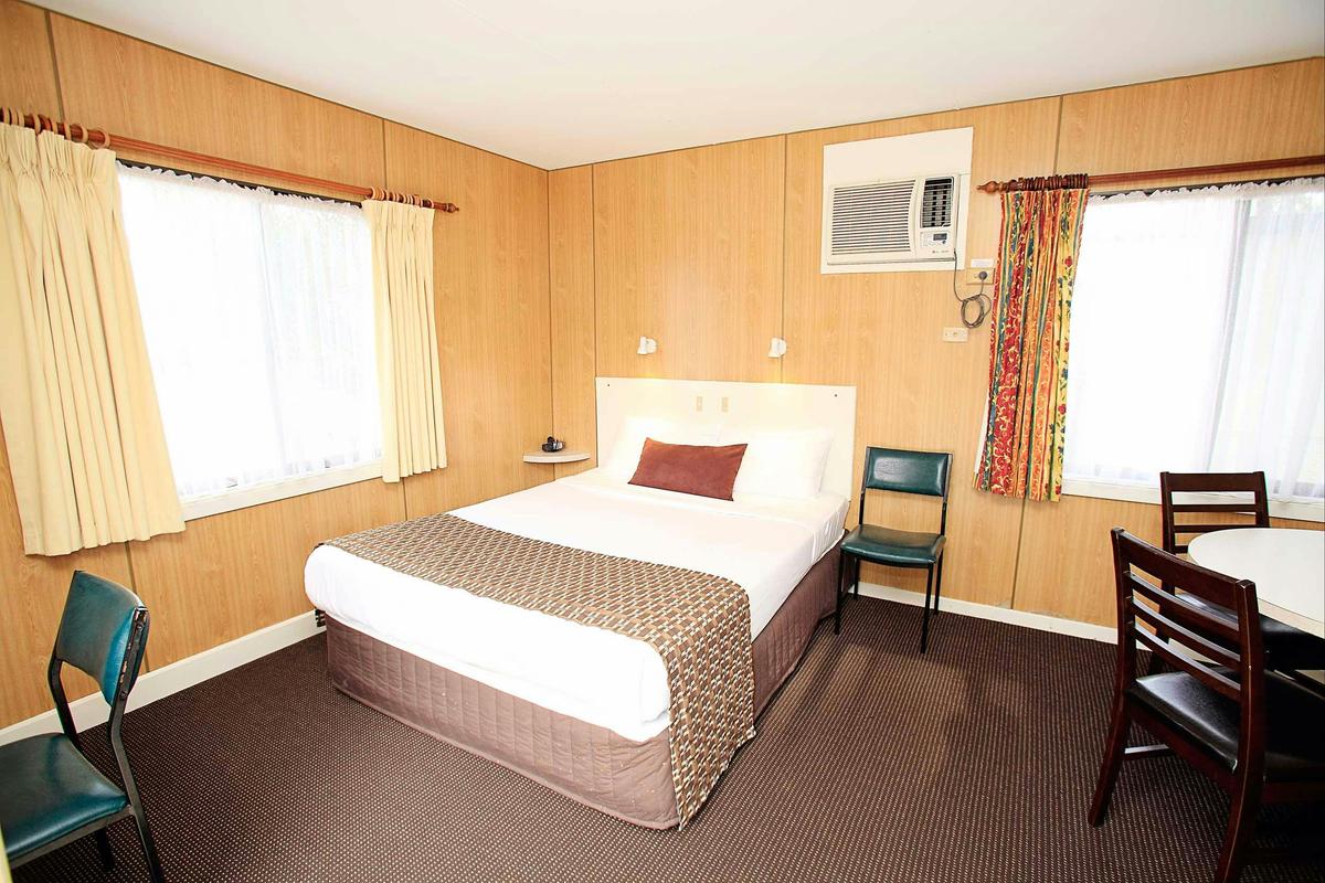 Discovery Parks - Melbourne - Economy Value Cabin - Sleeps 6