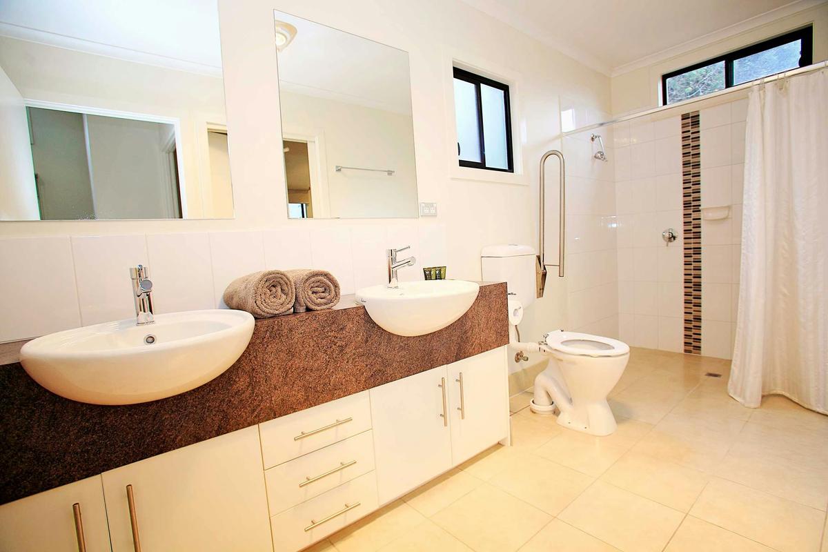 Deluxe Studio Cabin Bathroom