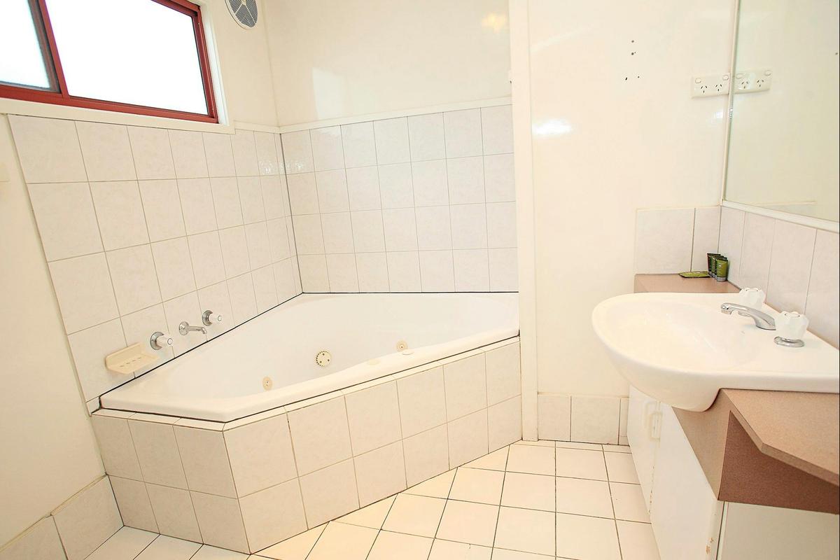 Discovery Parks - Melbourne - Standard Spa Cabin