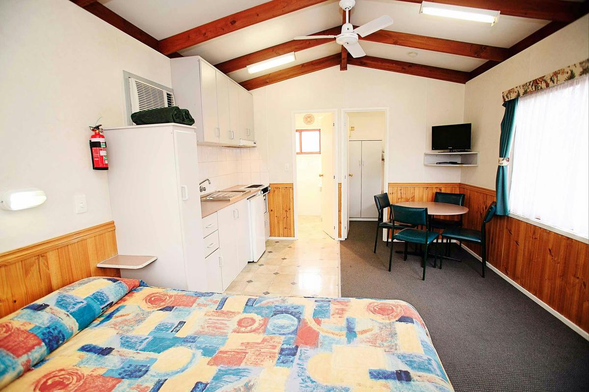 Discovery Parks - Melbourne - Economy Value Cabin - Sleeps 4