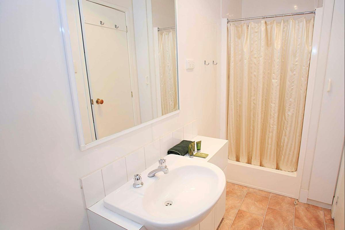 Discovery Parks - Melbourne - Standard Holiday Cabin - Sleeps 2