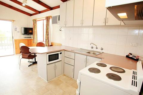 Discovery Parks - Melbourne - Standard Spa Cabin