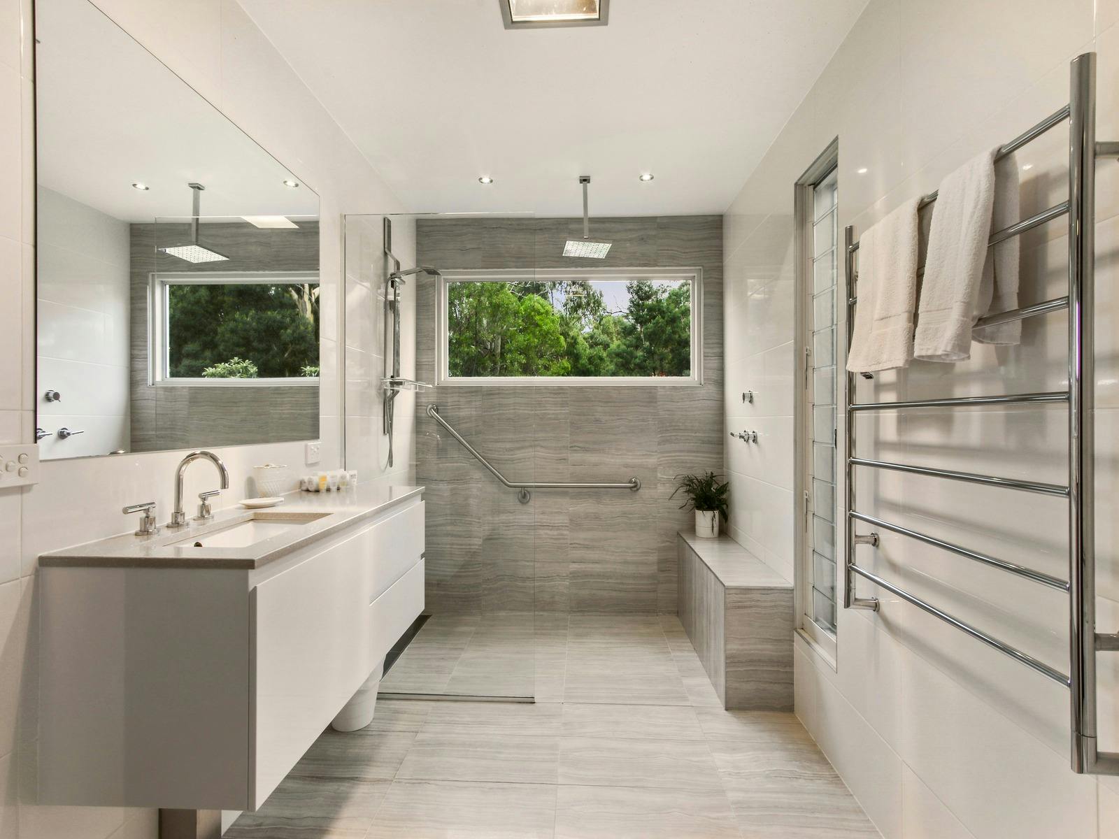 Ensuite bathroom, off Queen room