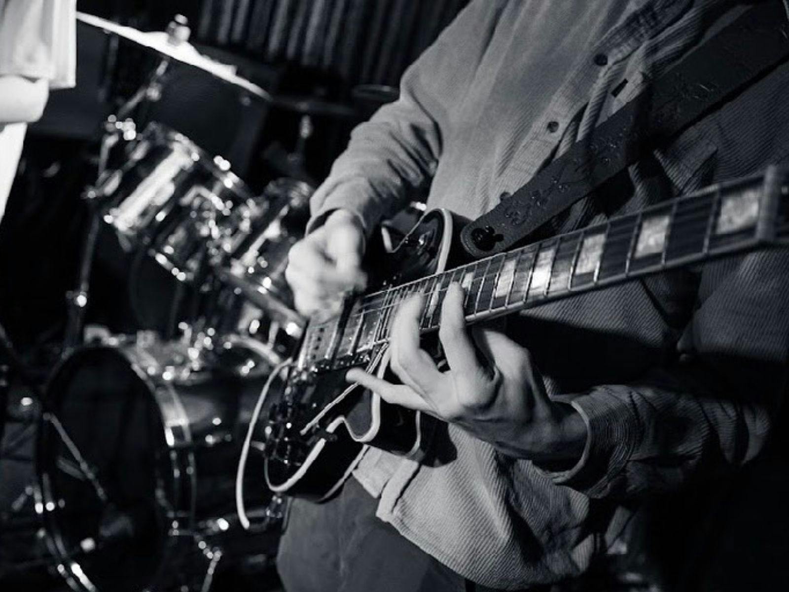 Free live music every Friday, Saturday & Sunday