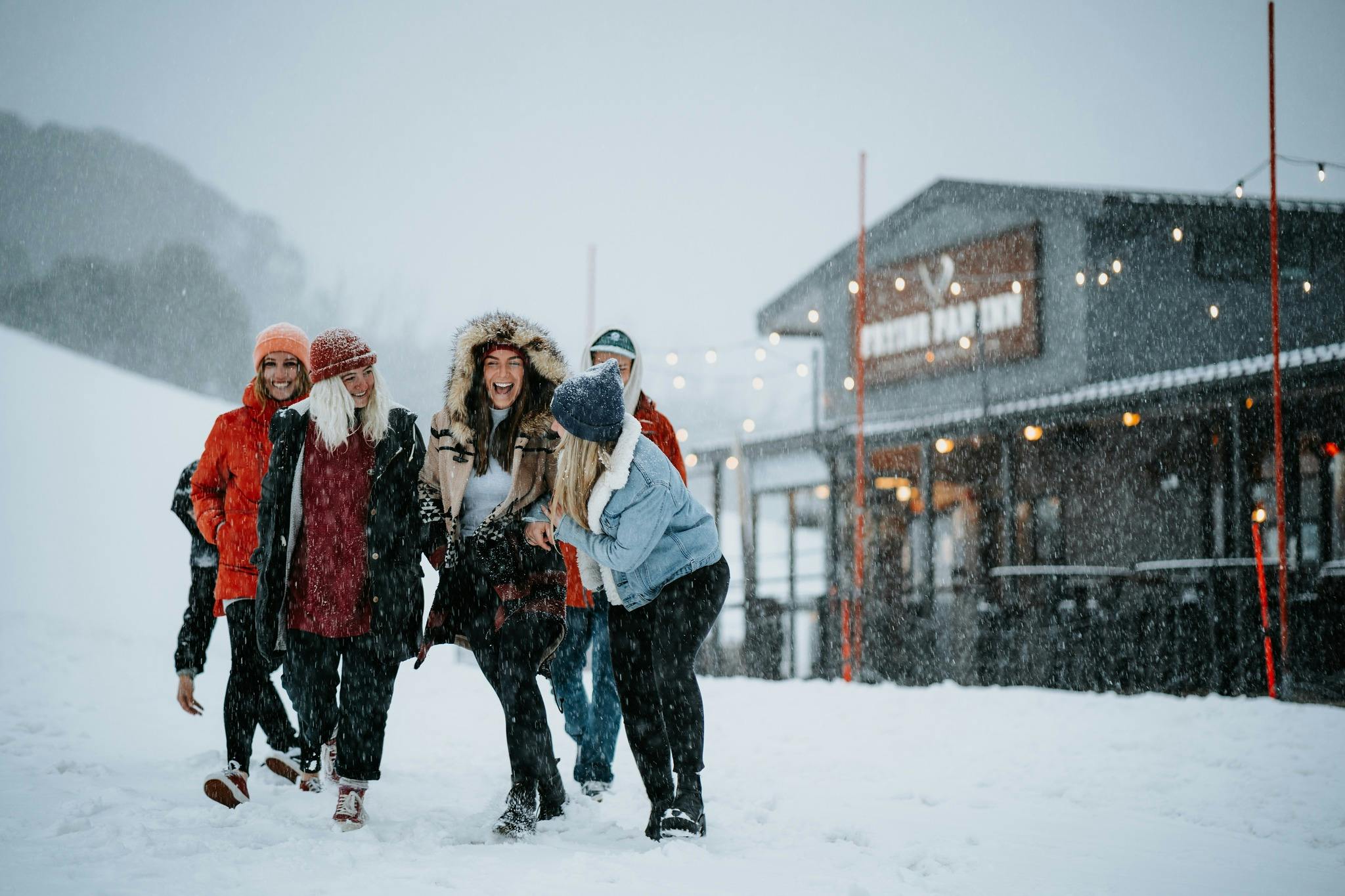 Friends walking in the snow from après