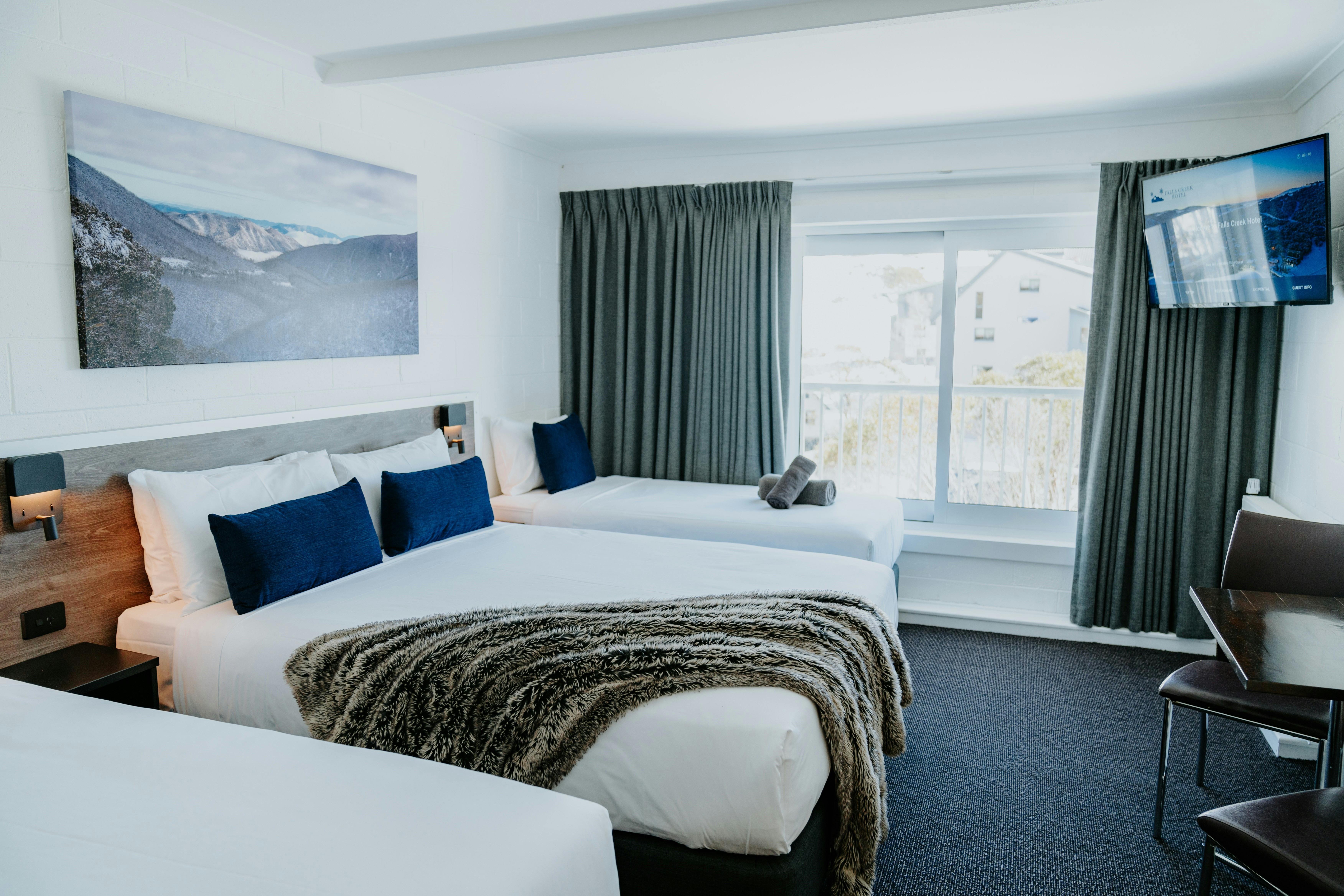 Queen Bed & 2 Singles