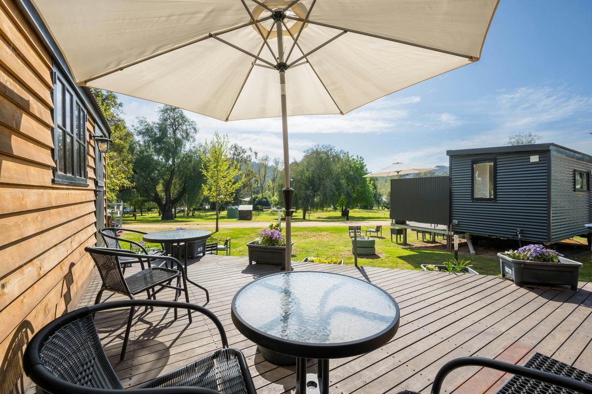 The Family Shepherd's Hut eldorado caravan park