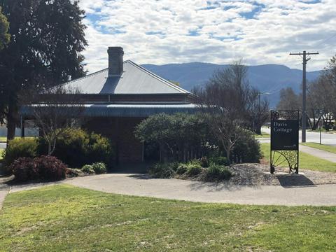 Davis Cottage Corryong