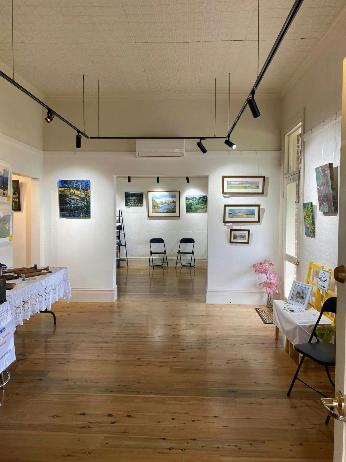 Davis Cottage is central located, perfect for hosting exhibitions