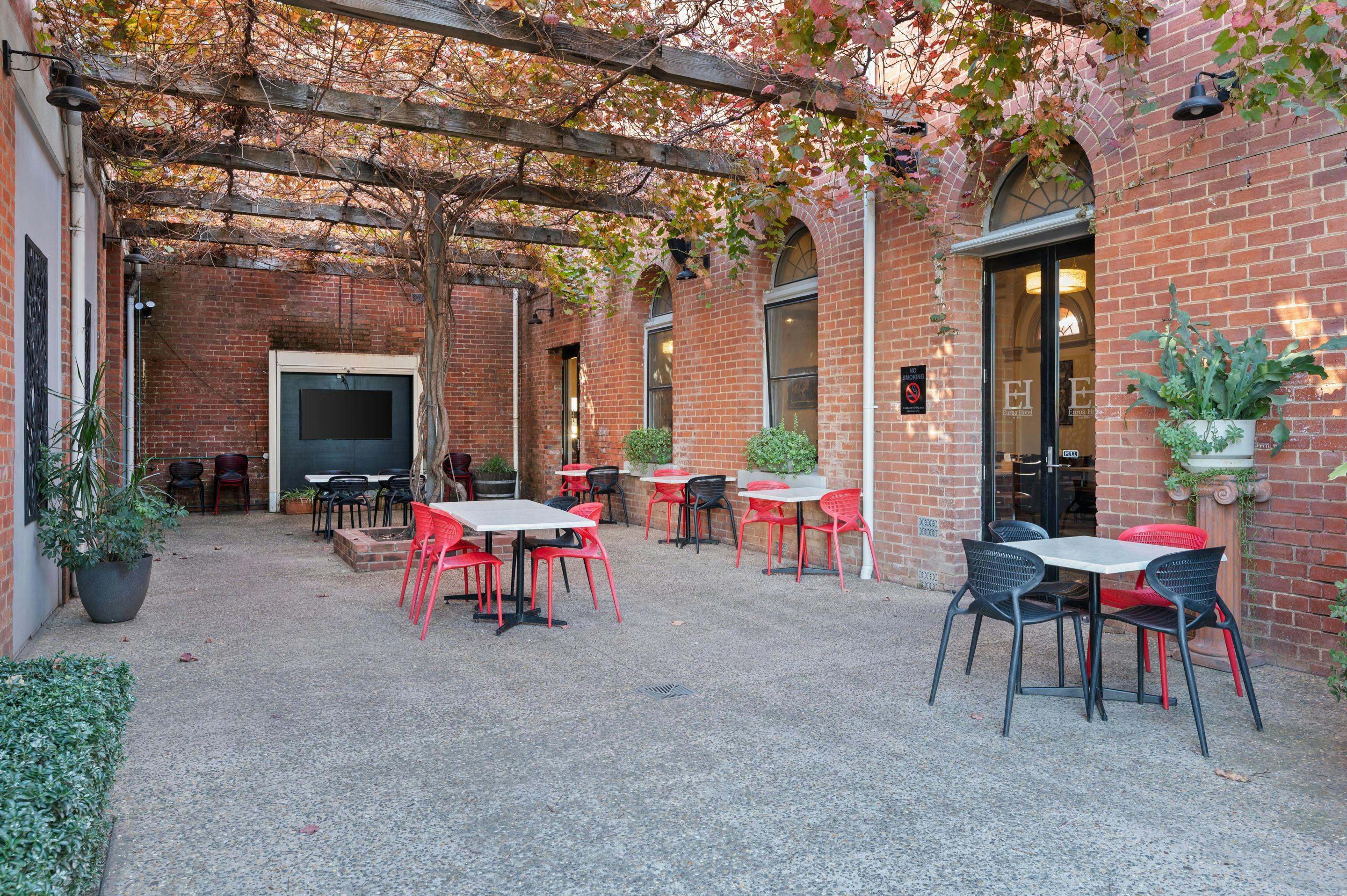 Euroa Hotel, Euroa, Victoria - Courtyard