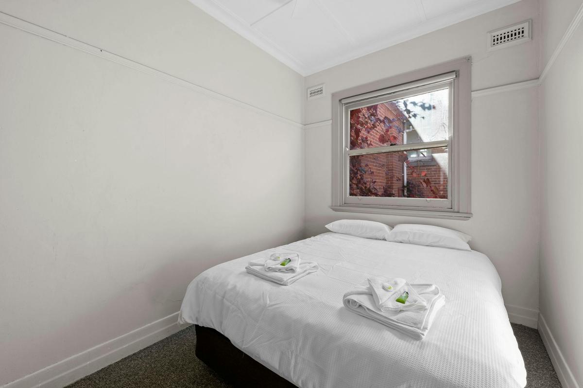 Euroa Hotel, Euroa, Victoria - Queen Room