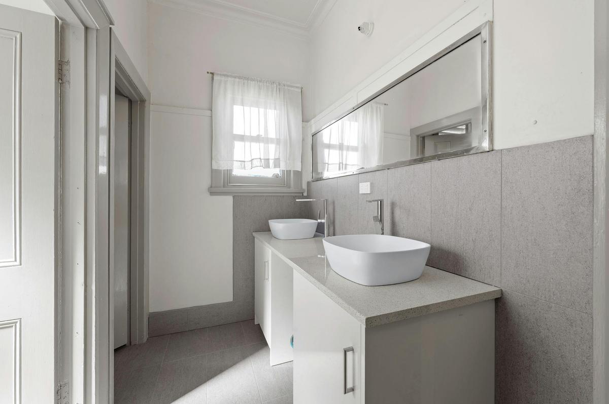 Euroa Hotel, Euroa, Victoria - Shared Bathroom