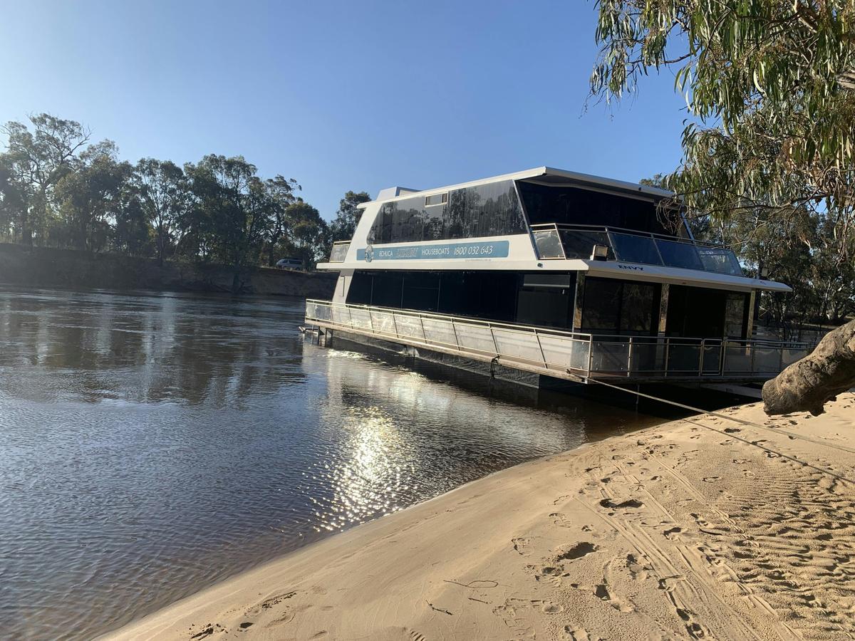 Envy Houseboat - 6 bedrooms, 3 bathrooms, 10 person spa