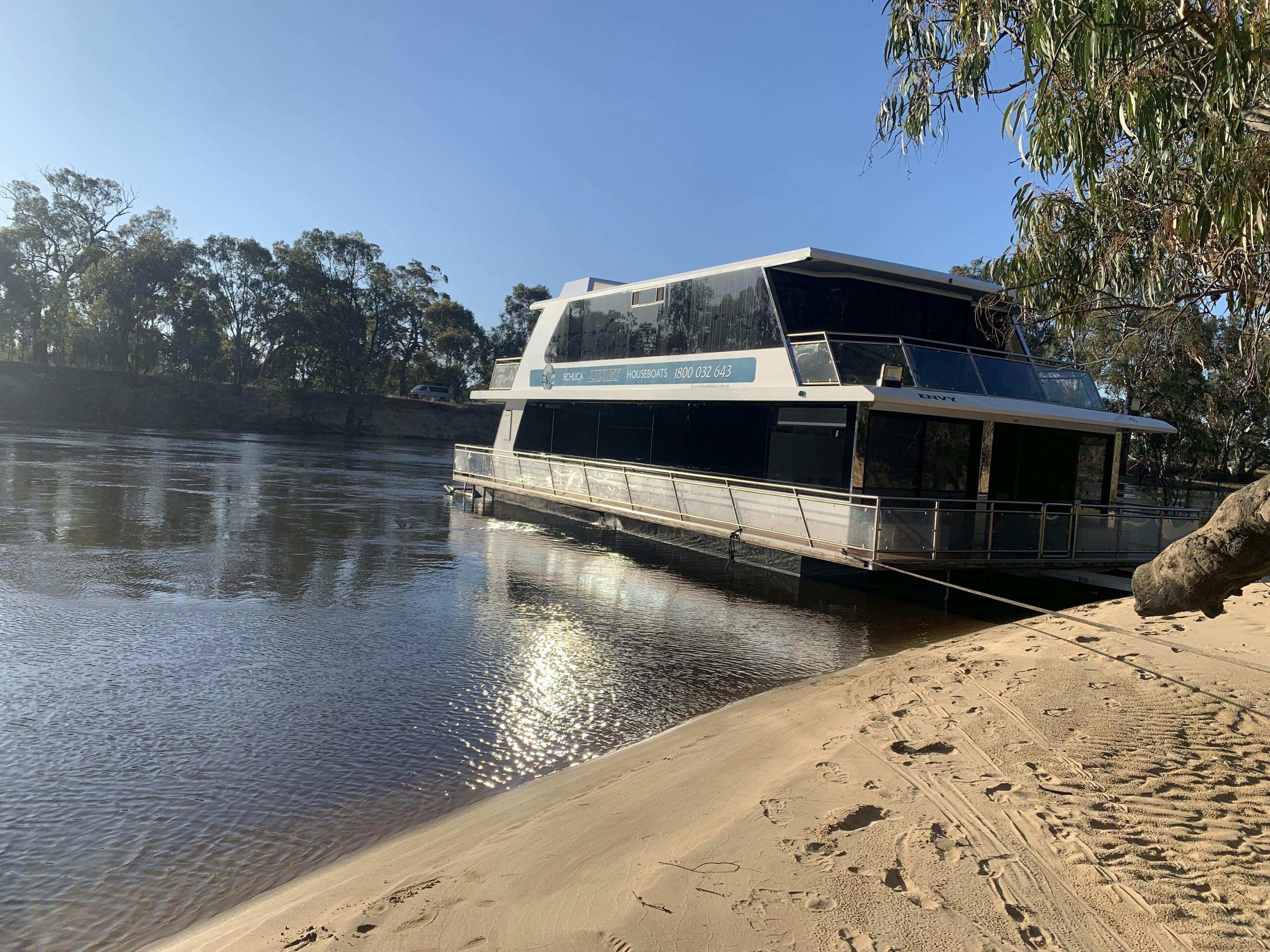 Envy Houseboat - 6 bedrooms, 3 bathrooms, 10 person spa