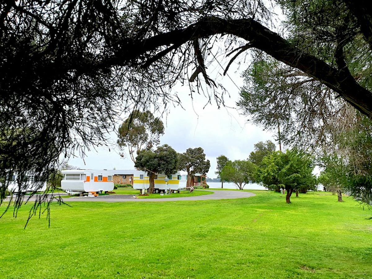 Edenhope Lakeside tourist park - waterfront sites, onsite vans