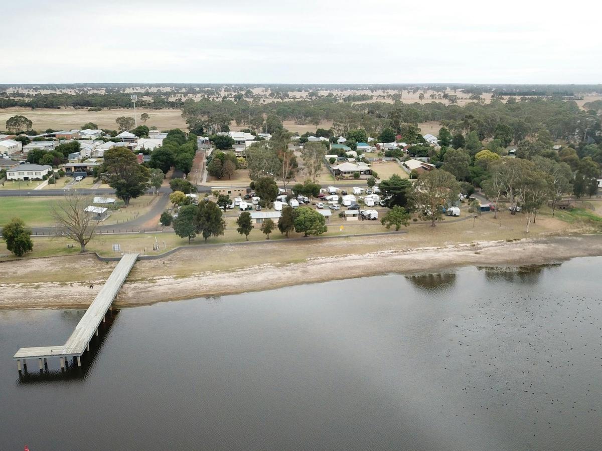 Edenhope Lakeside tourist park - lakeside location