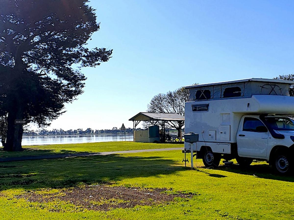 Edenhope Lakeside tourist park - waterfront sites