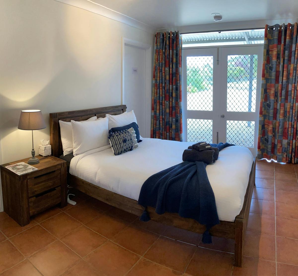 Queen bedroom (downstairs)