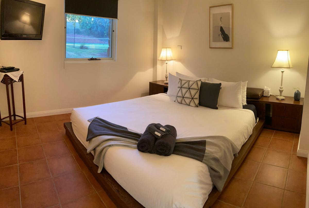 King bedroom (downstairs)