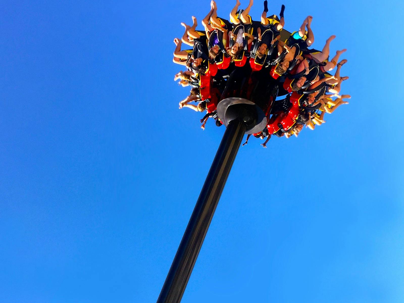 Thrill Out on Funfields Voodoo 360 degree pendulum ride. Swing 18 upside down