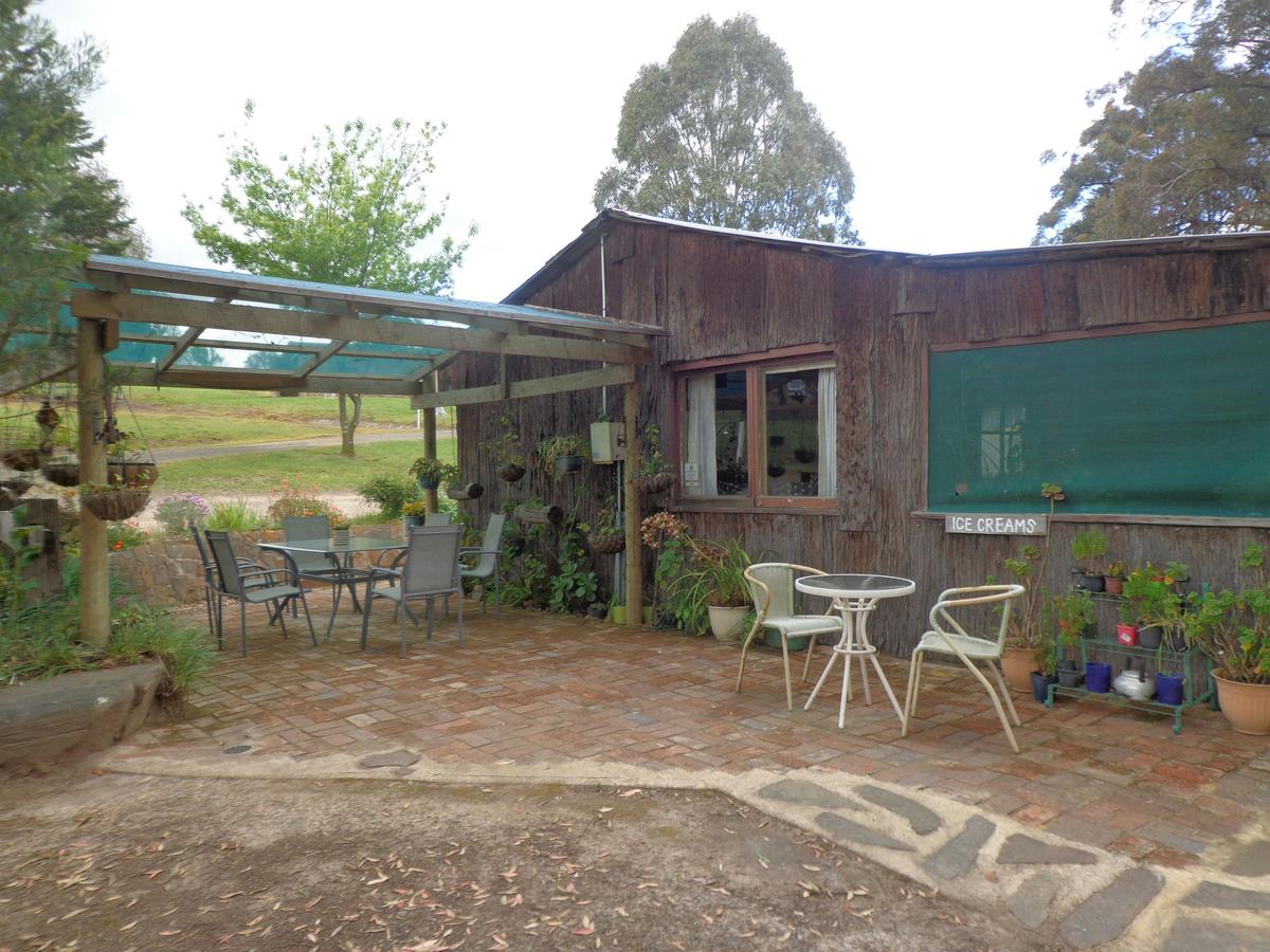 Bark Hut kiosk,tearoom open weekends and all public holidays.Stocks  souvenirs,drinks,icecreamss,pie