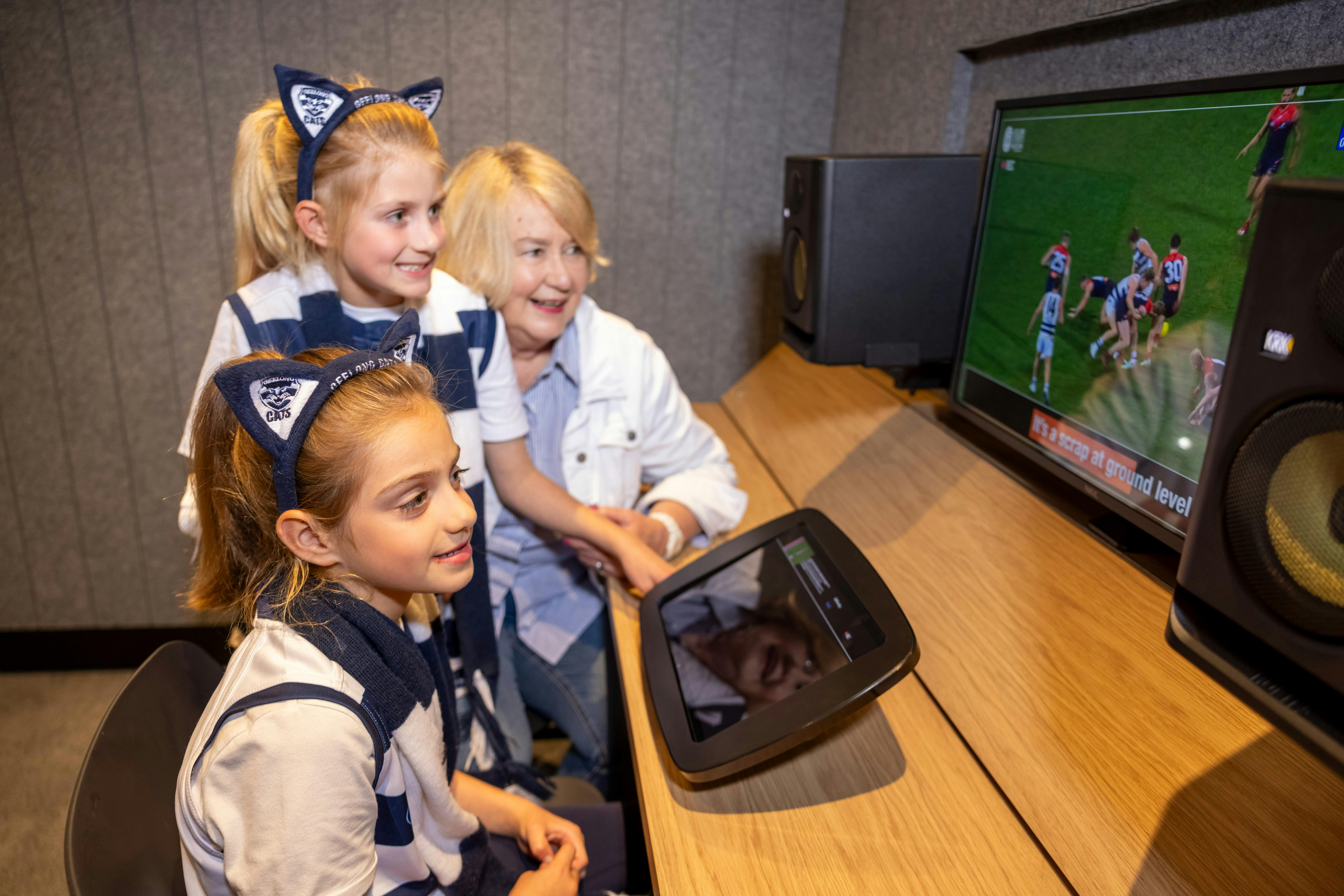 Cat's fans using Commentator Booth experience