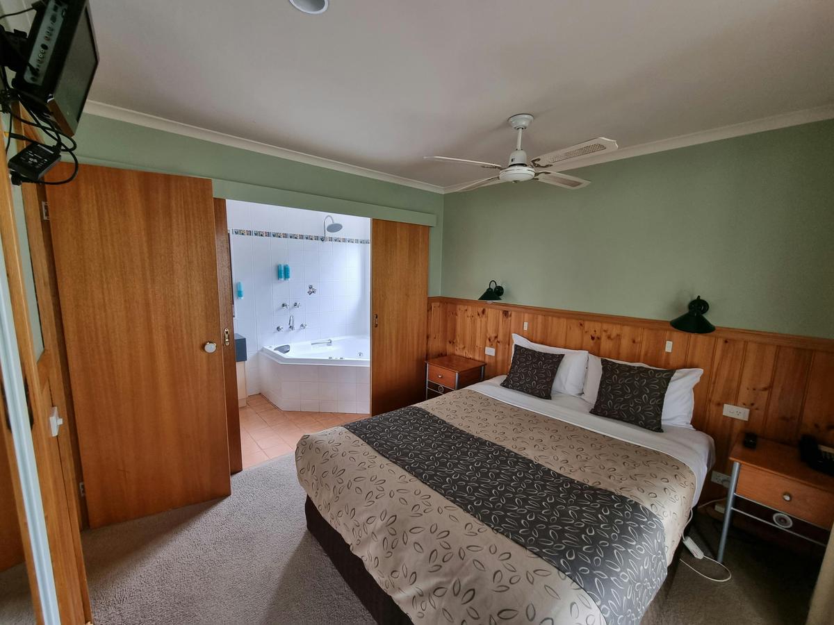 Queen Bedroom and entrance to ensuite spa Bathroom