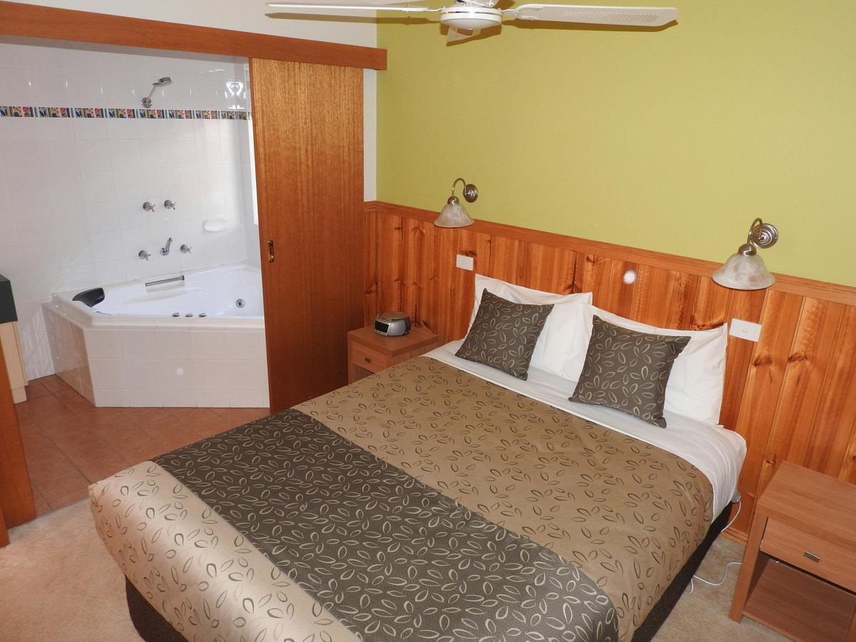 Queen Bedroom with Corner Spa Bathroom