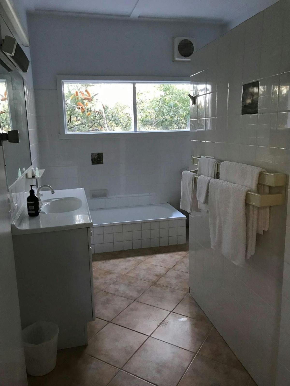 Whipbird Family Cottage Bathroom
