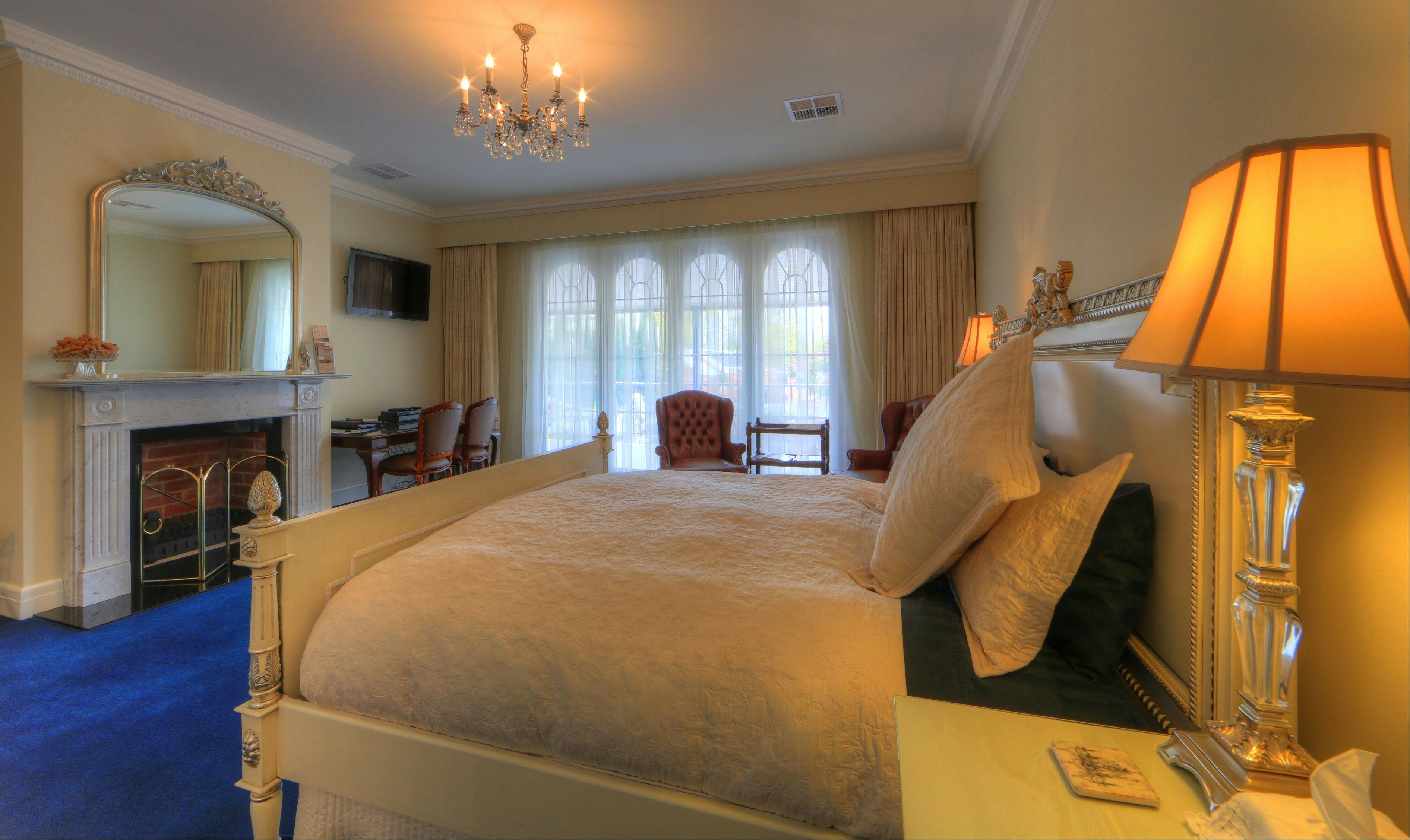 Deluxe Crystal Room downstairs