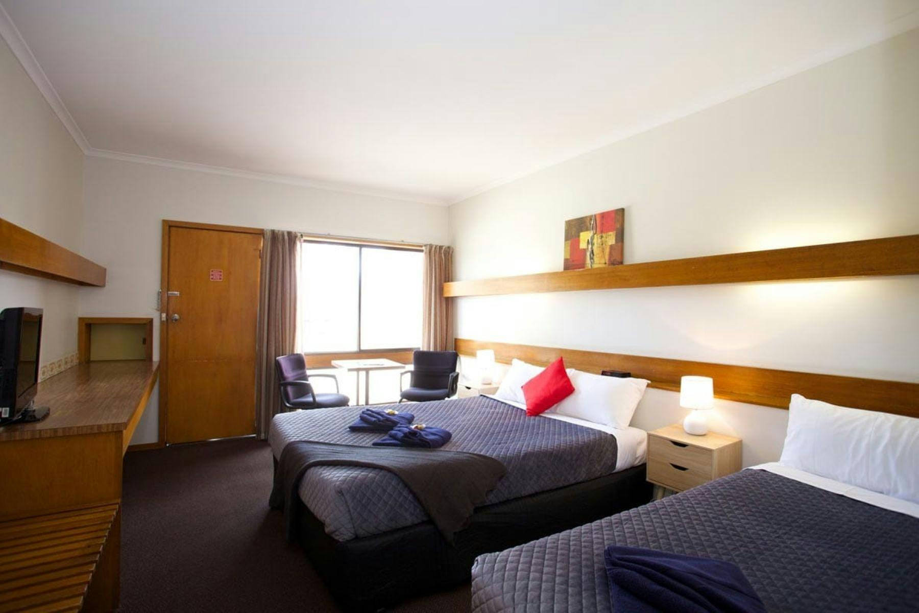 Large room with 2 beds