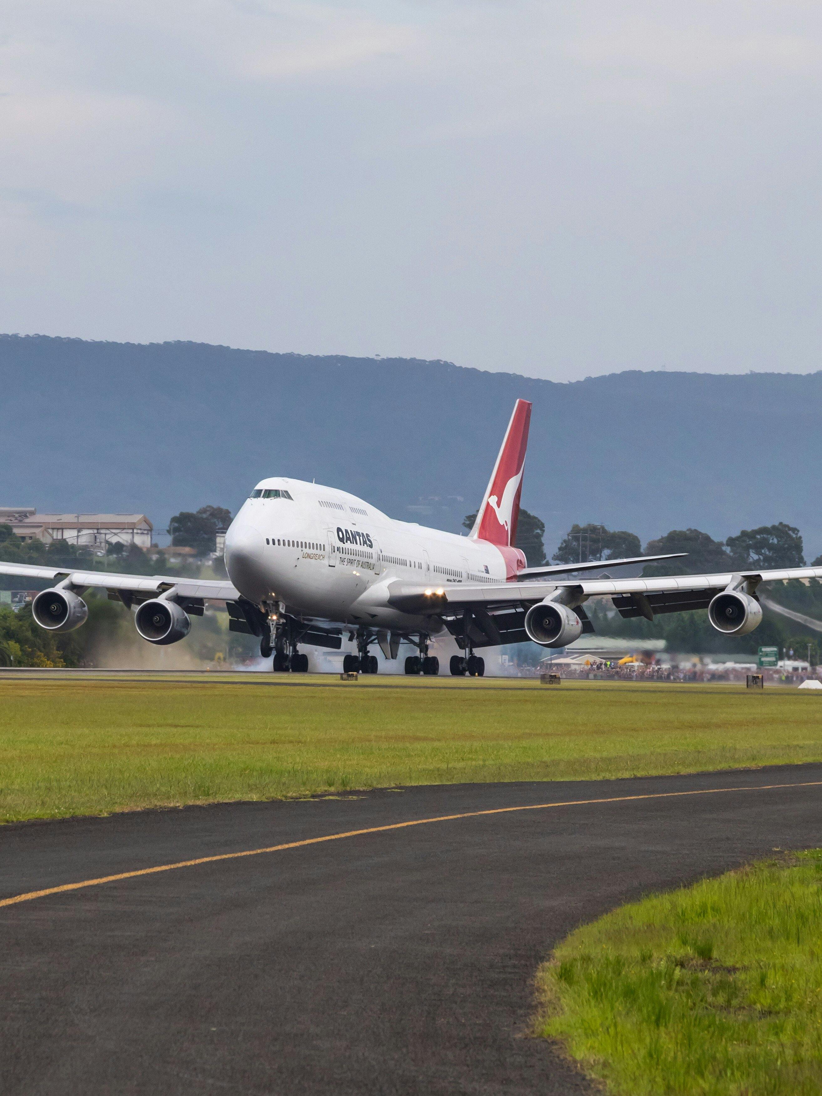 Qantas 747-400 City of Canberra