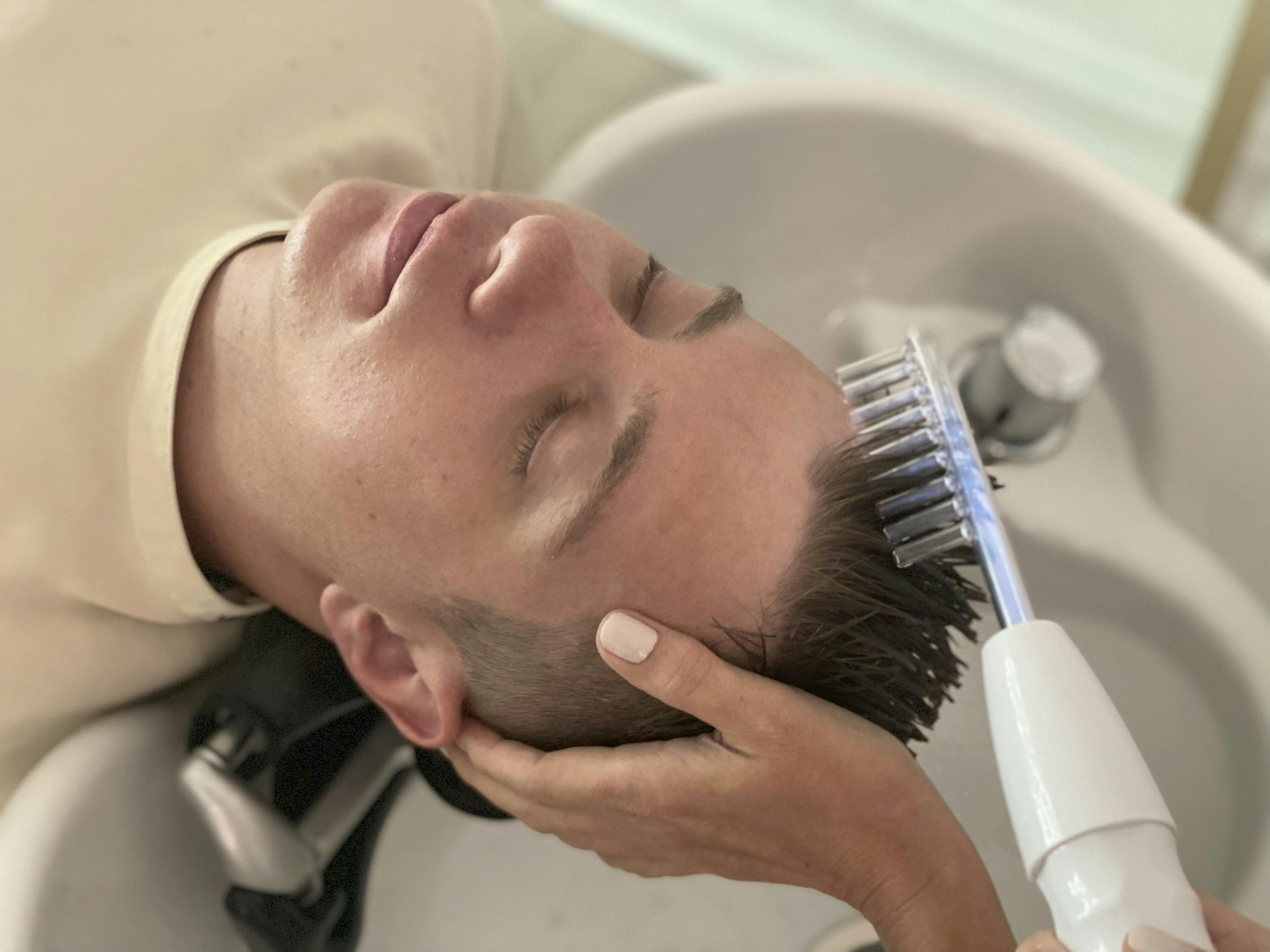 Men’s scalp therapy with advanced head spa technology in Melbourne. head spa treatment for  men.