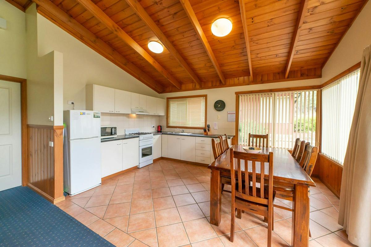 Halls Gap Valley Lodges - Chalet Kitchen Dining