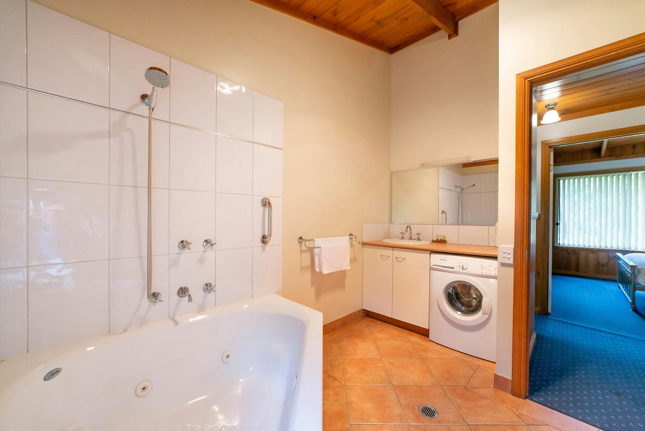 Halls Gap Valley Lodges - Chalet Bathroom Laundry