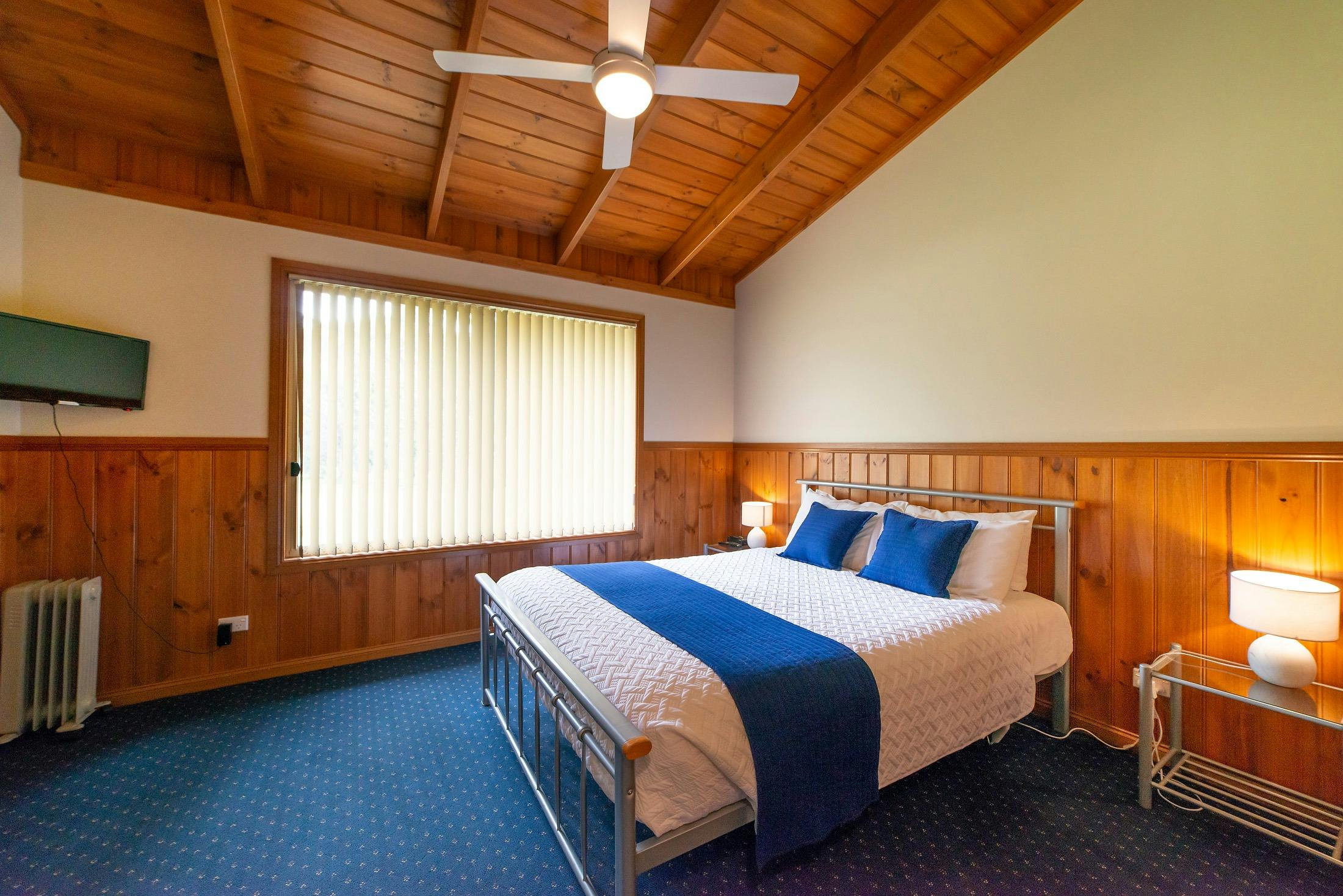 Halls Gap Valley Lodges - Chalet Bedroom