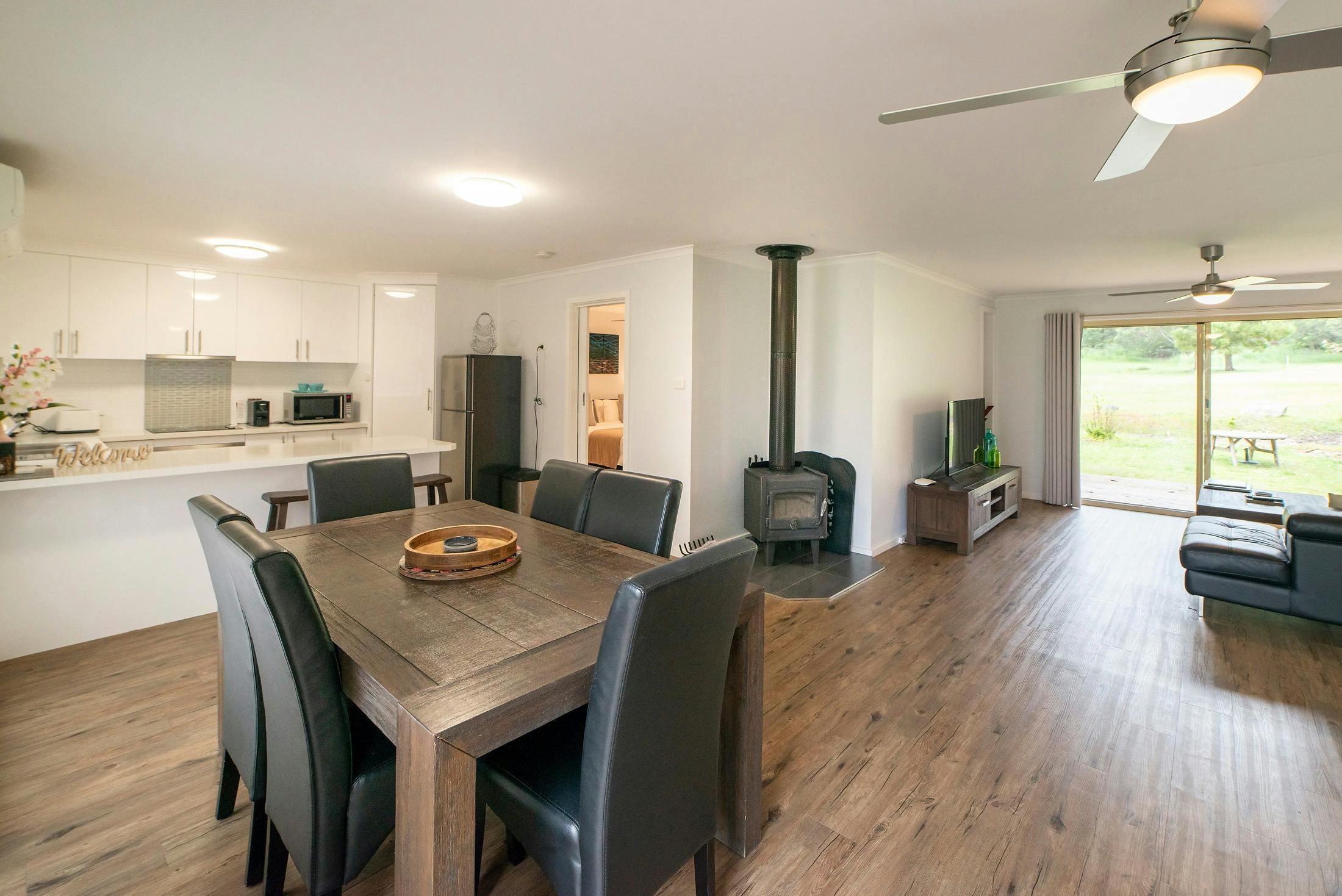 Halls Gap Valley Lodges - Hideaway Dining Kitchen Living Area