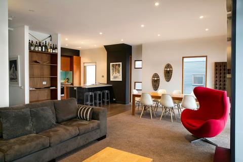 Lounge & dining area