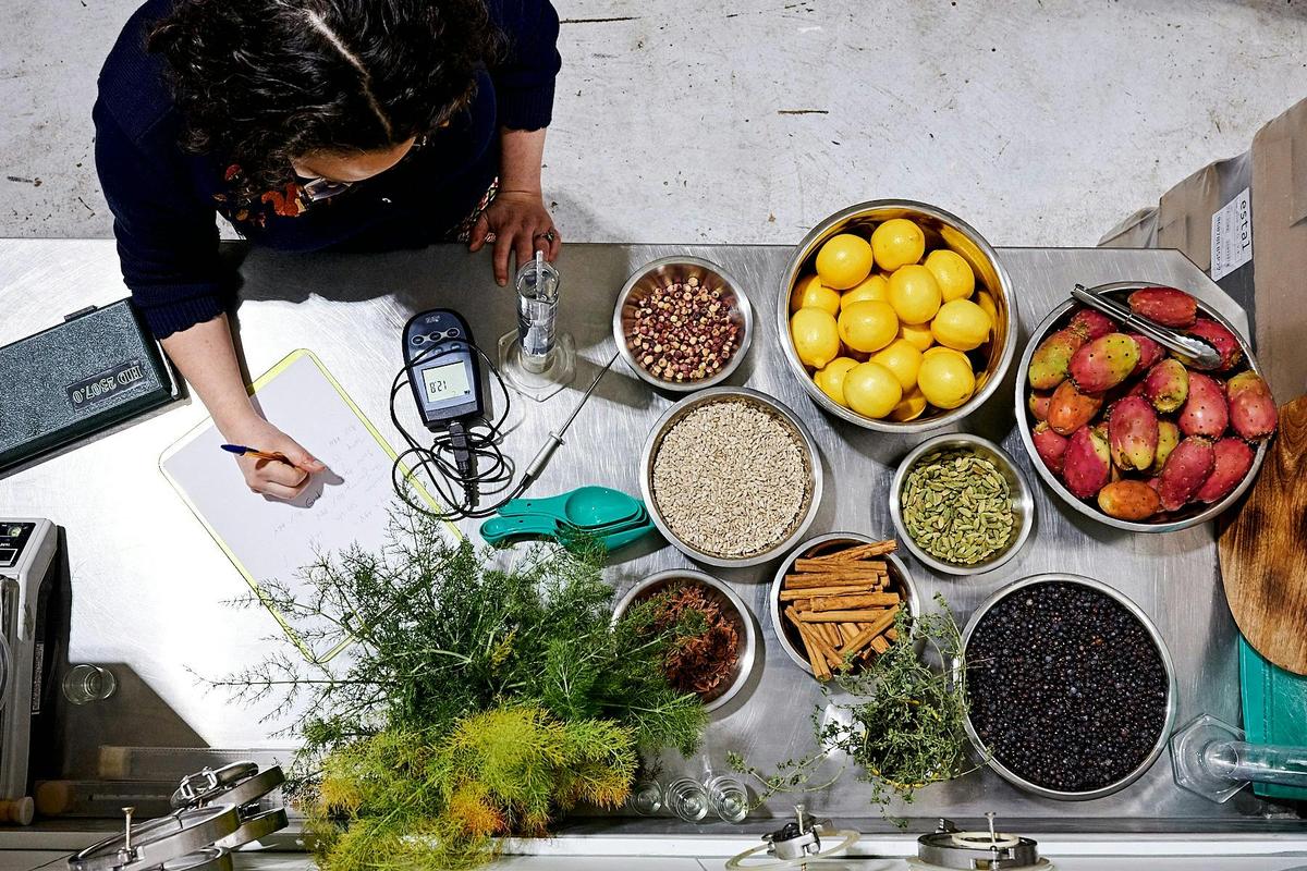 Mel with botanicals