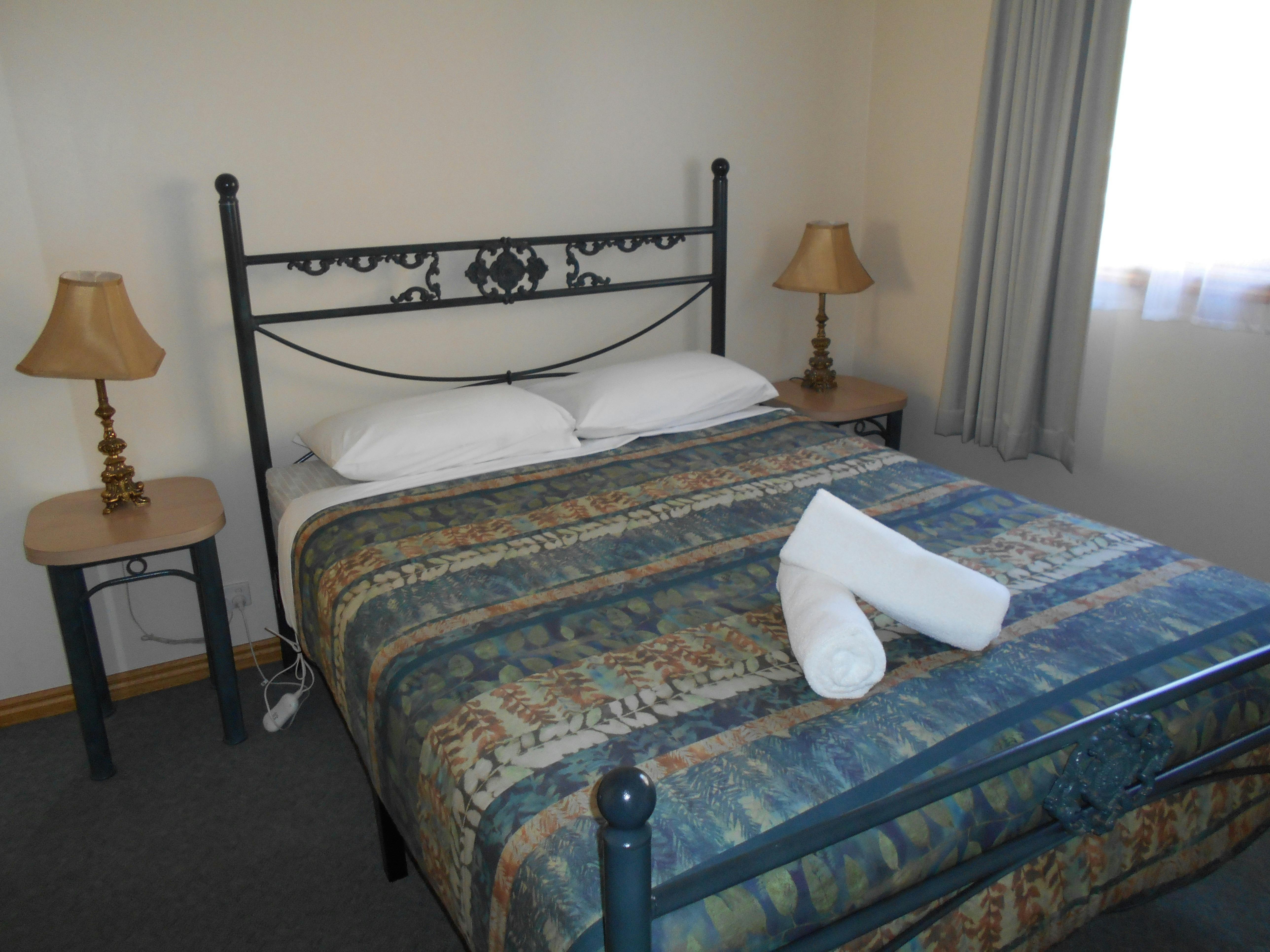 Cottage bedroom Queen bed