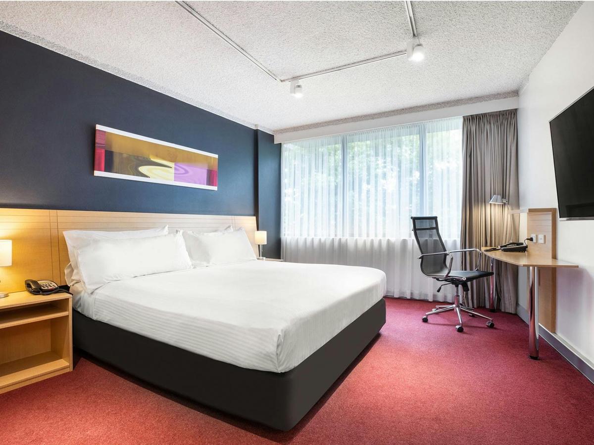 Accessible Guestroom at Holiday Inn Melbourne Airport