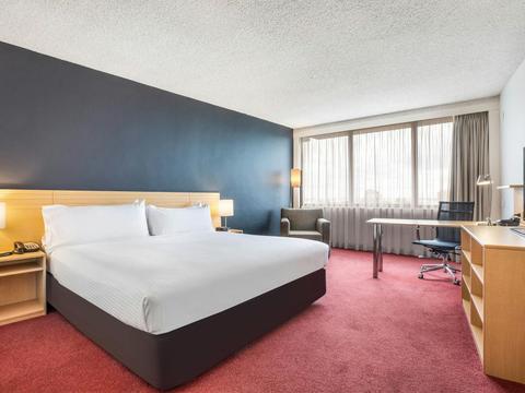 King Room Queen Room at Holiday Inn Melbourne Airport