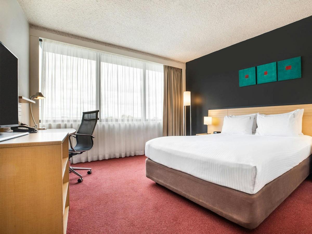 Queen Room at Holiday Inn Melbourne Airport