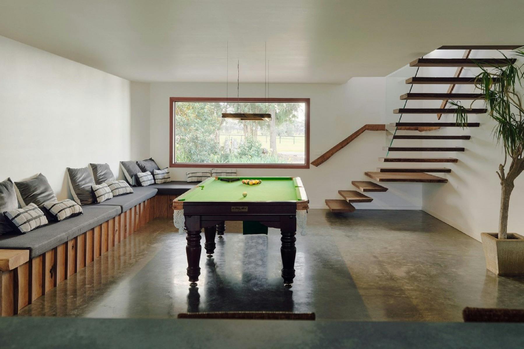 WATERFRONT VILLA Games Room