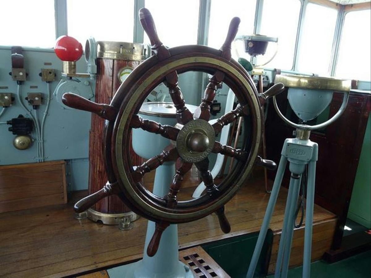 HMAS Castlemaine - Bridge