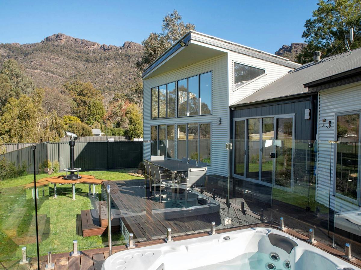 Heated jacuzzi, Binocular and outdoor dining to finish off your day