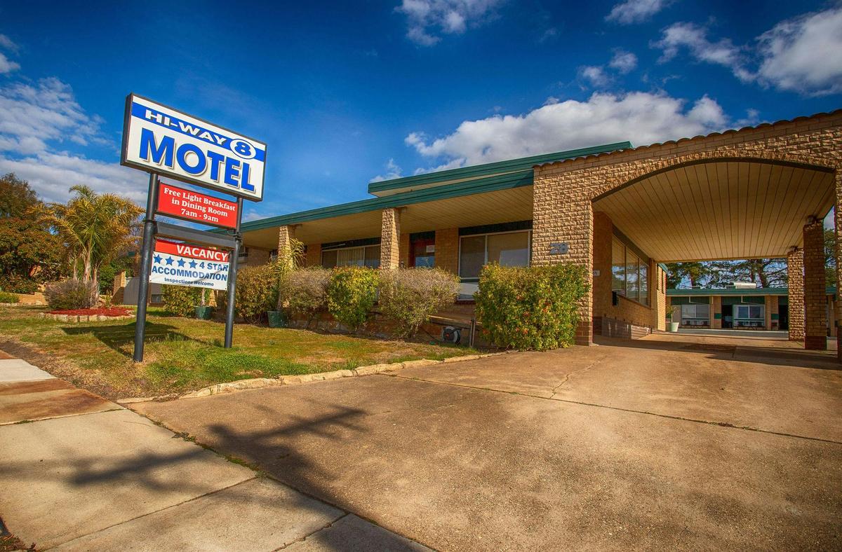 HiWay 8 Motel Entrance